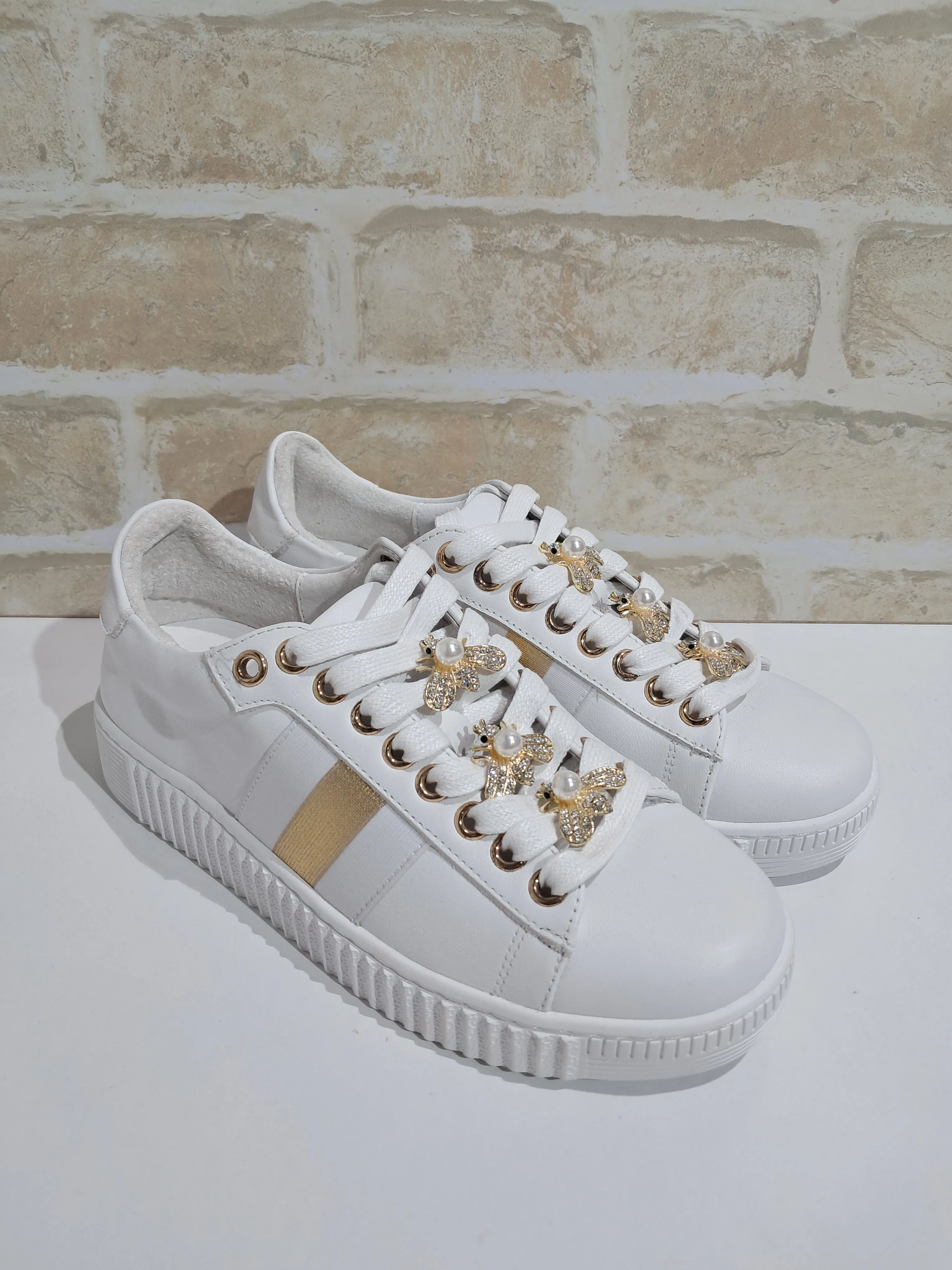 Bee White by Hinako