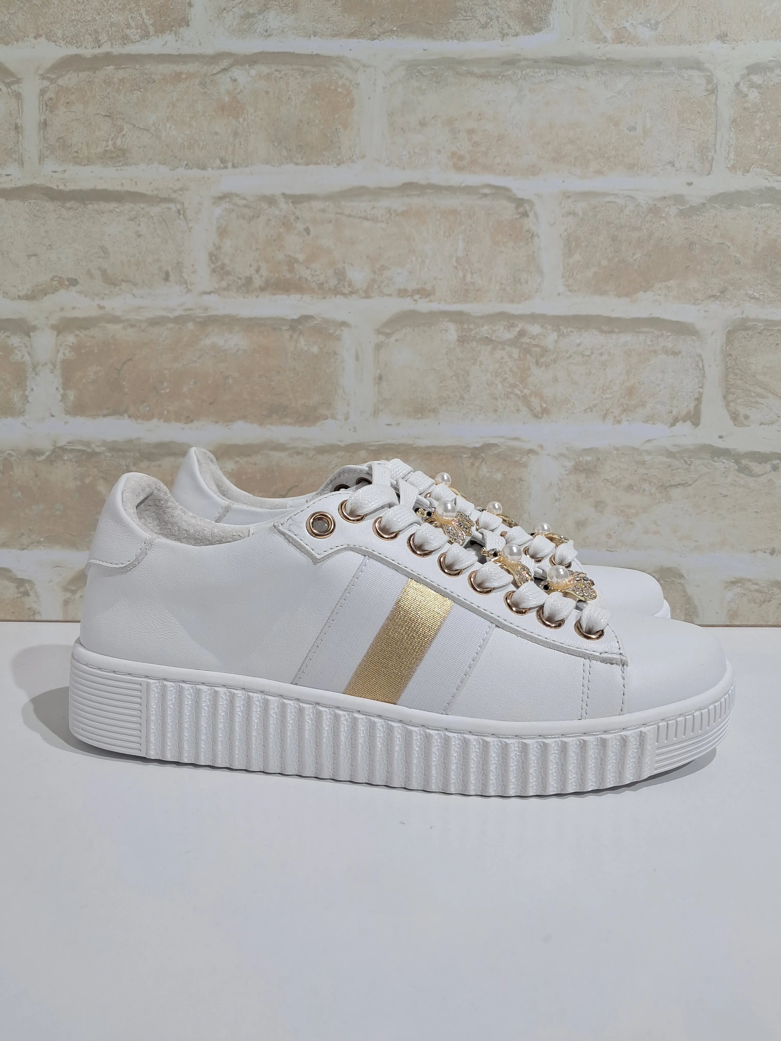 Bee White by Hinako