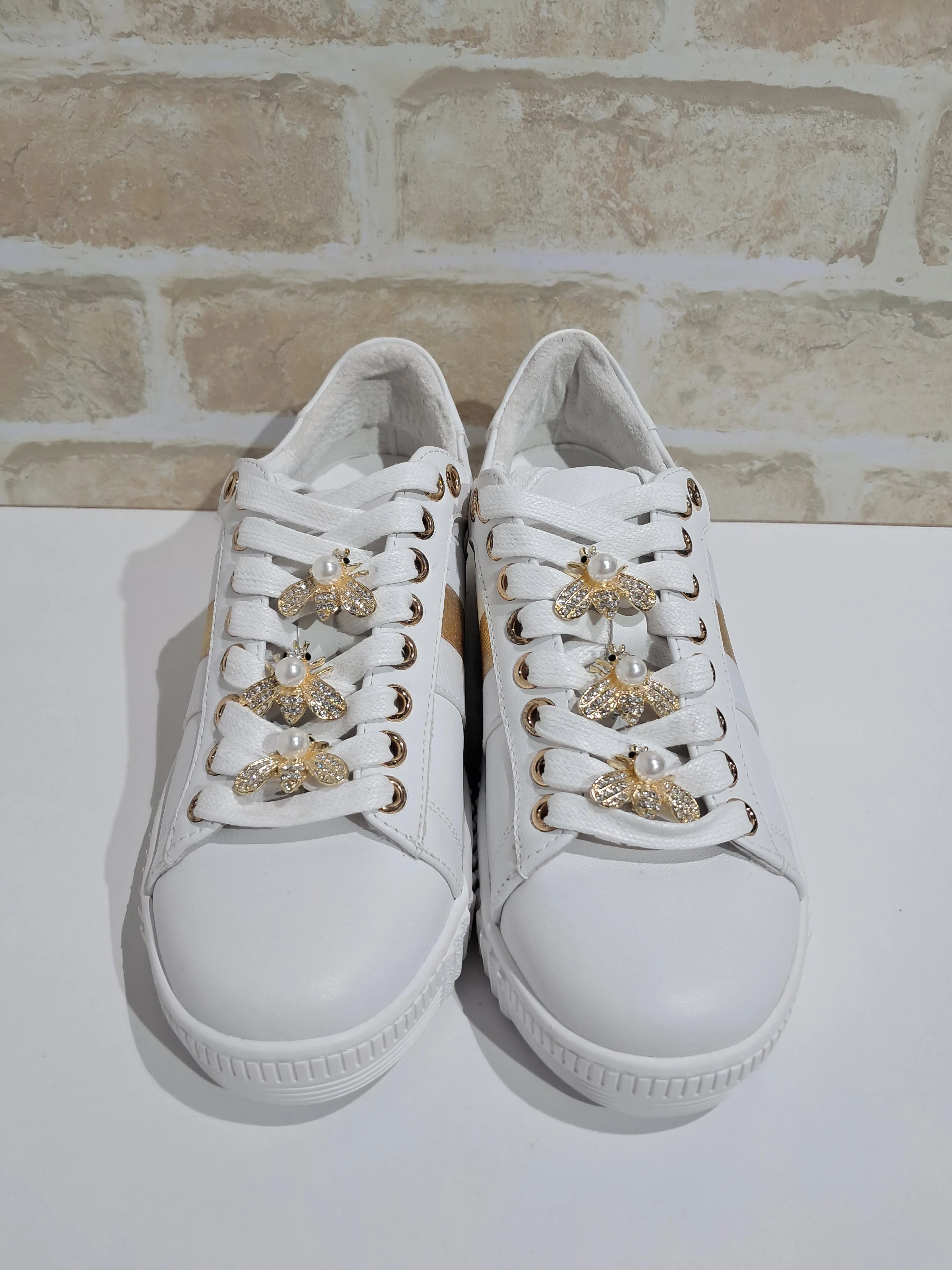Bee White by Hinako