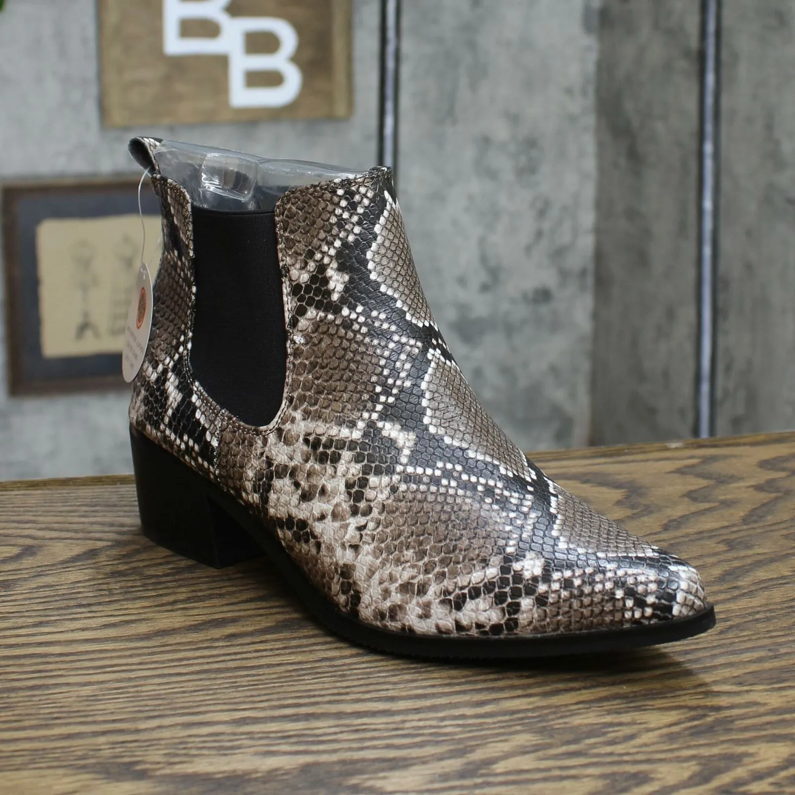 Blondo Emelia Waterproof Chelsea Bootie Brown Snake Leather MISMATCH (9,8 1/2)