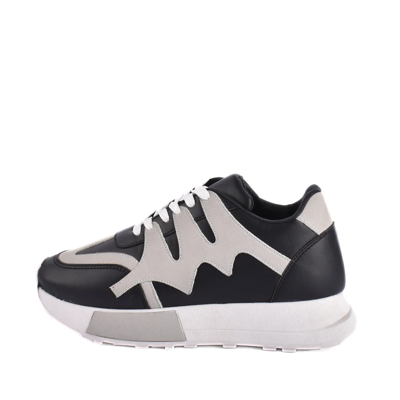 Fashionable Sneaker with Trims