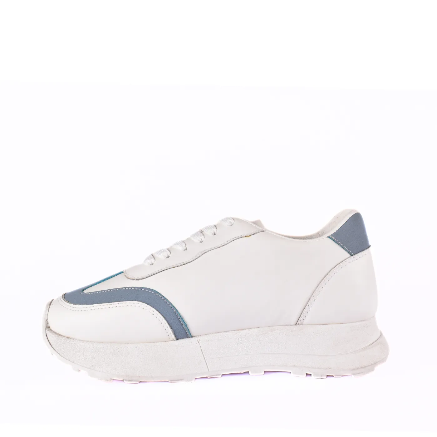 Fashionable Sneaker with Trims