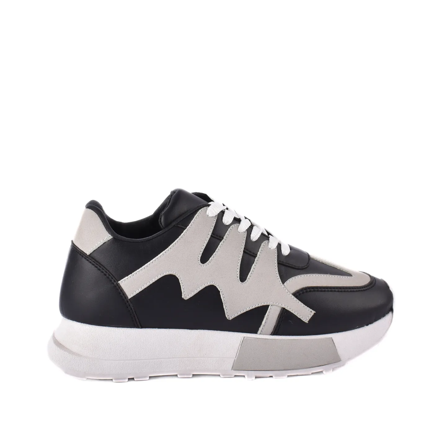 Fashionable Sneaker with Trims