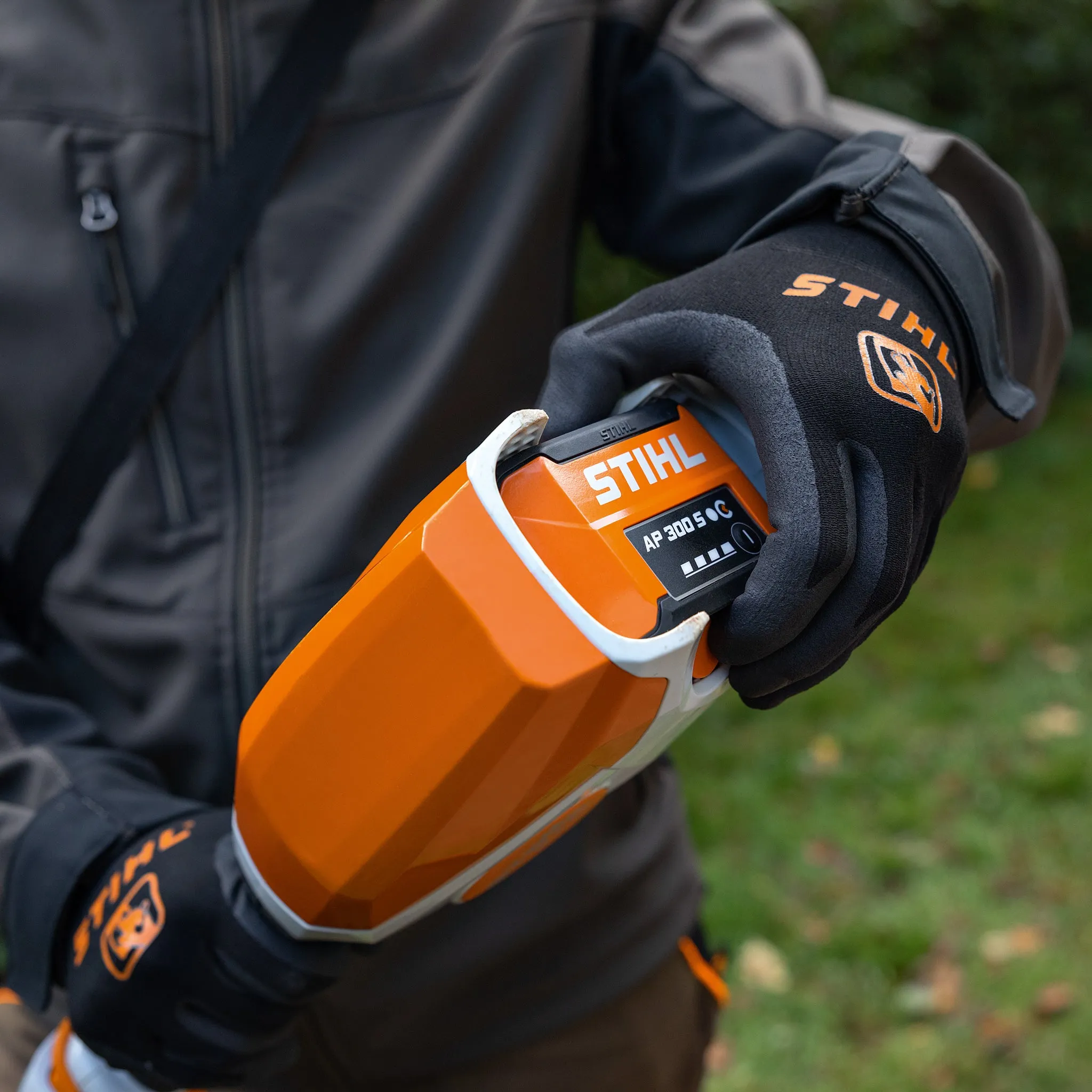 HLA 86 Long-reach Cordless Hedge Trimmer
