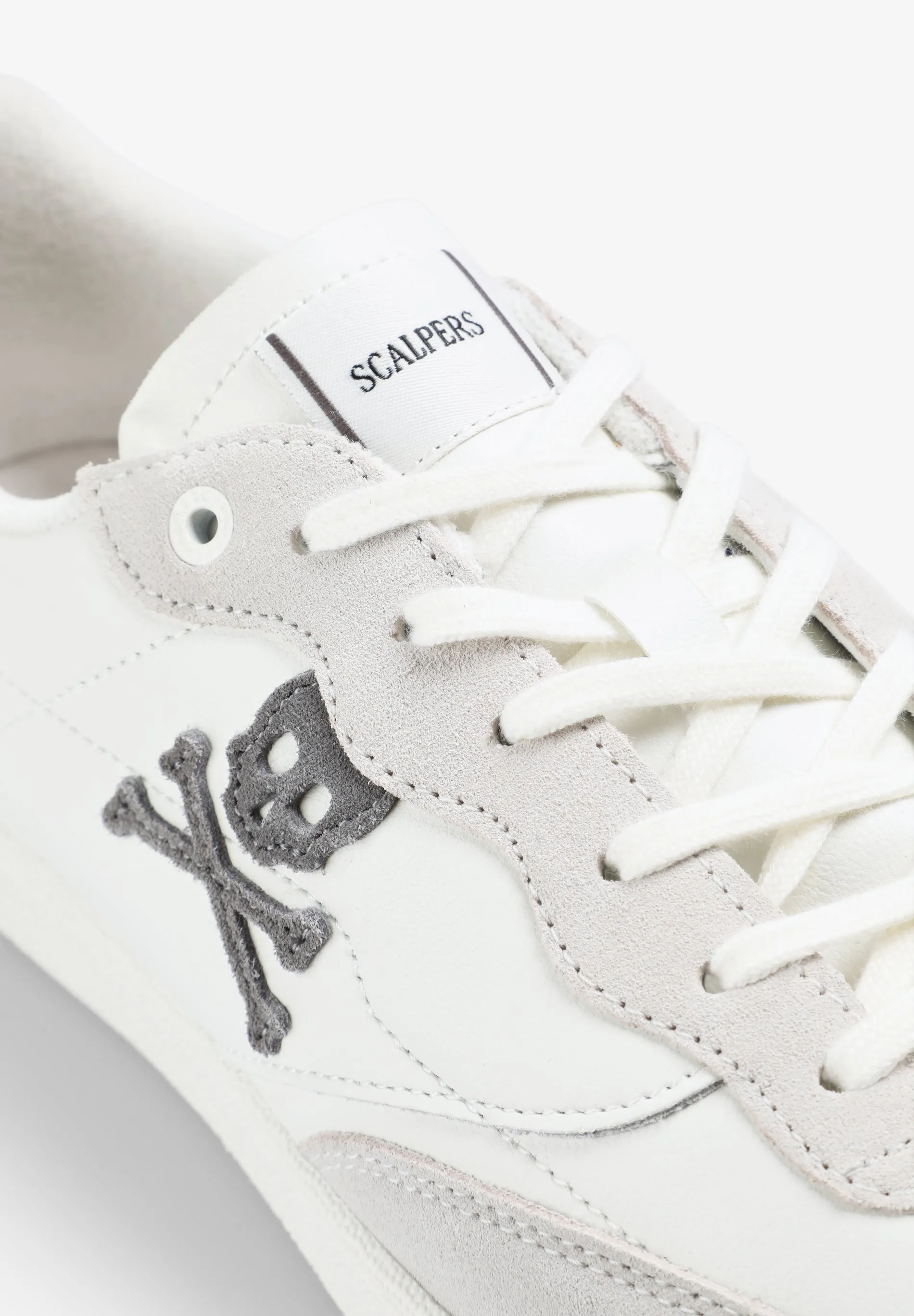SAPATILHAS COM SKULL E SOLA CASCO